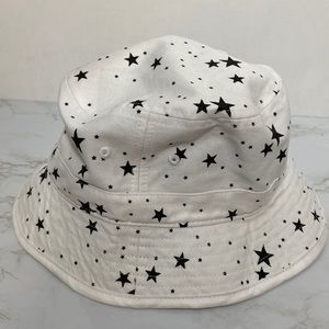 City Hunter black and white stars bucket hat